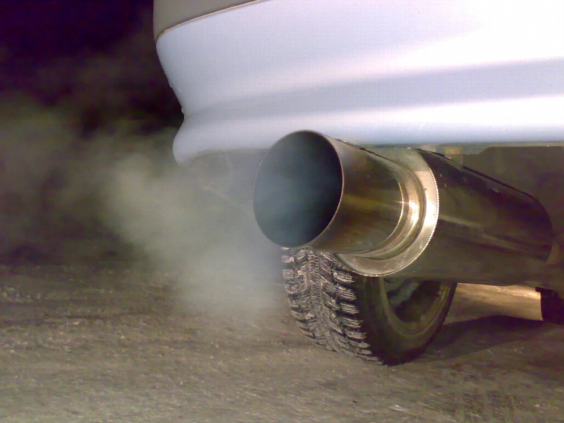 труба под машиной. труба под машиной. выхлоп ваз 2106 4 2 2. фланец ремонтный глушителя ваз 2114. выхлопная труба автомобиля.