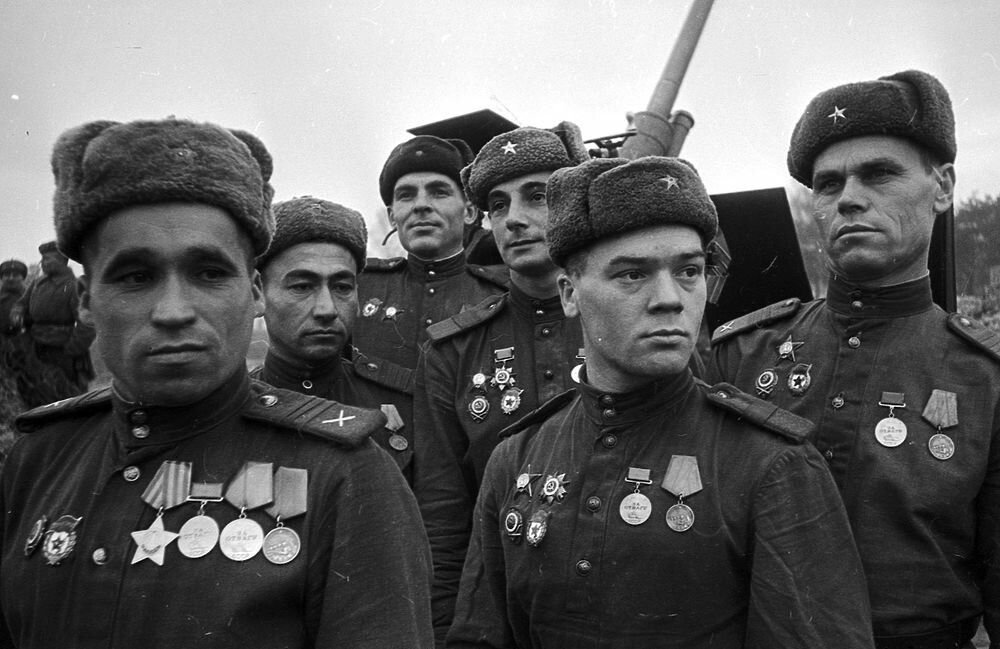 Войска фронт. Орденоносцы войны 1941-1945. Советский офицер. Советские солдаты с наградами. Солдат с медалями.