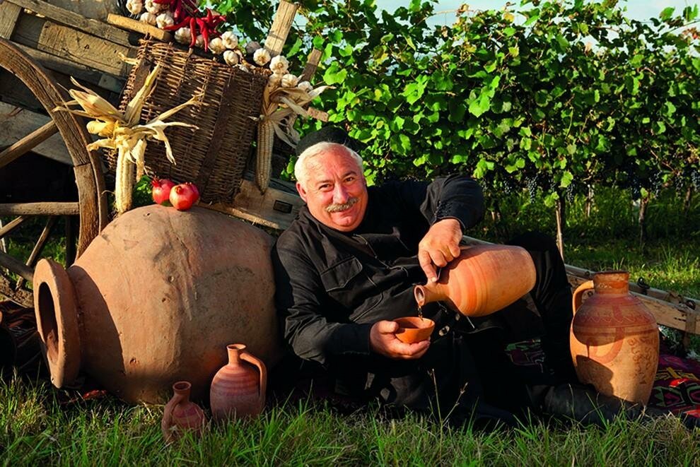 Из чего пожилой грузин наливает вино в очерке путевые картинки