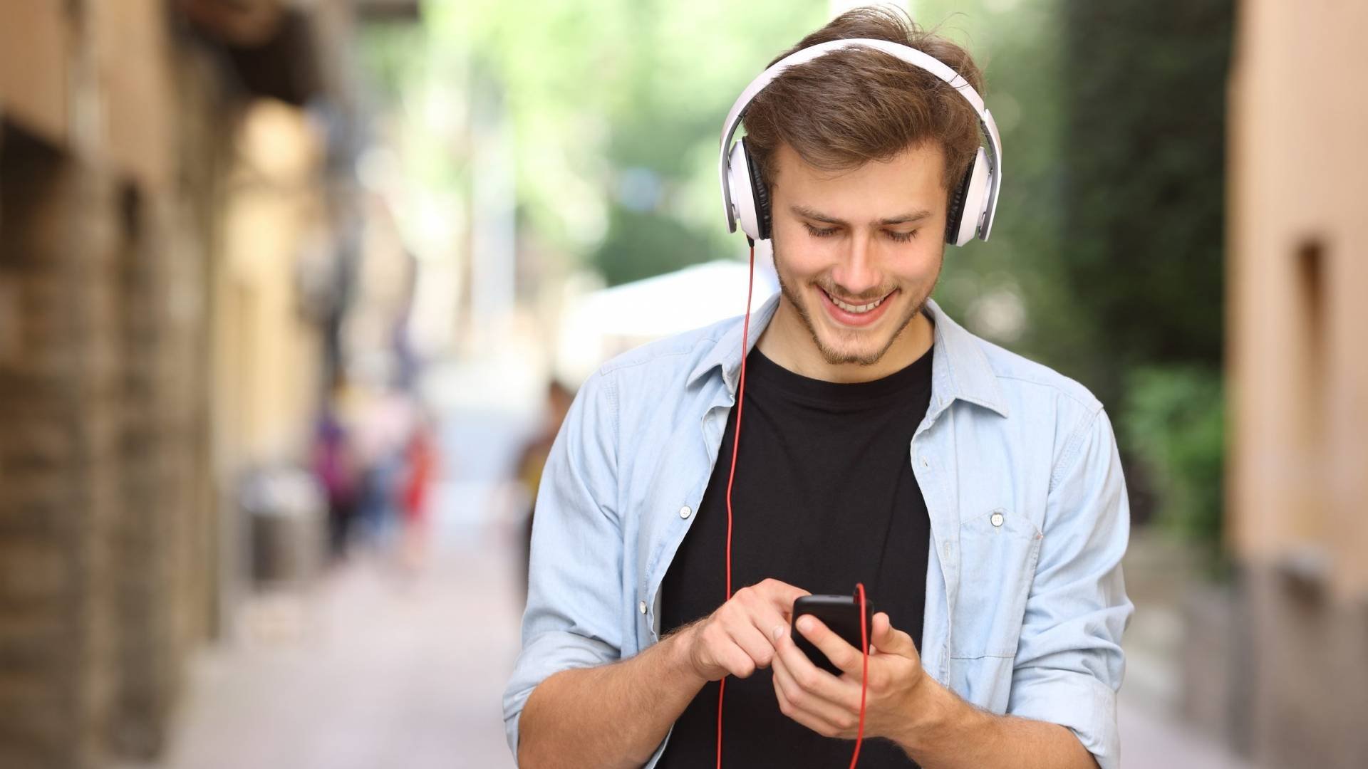 John listening to music. Человек в наушниках. Человек с наушниками. Наушники на человеке. Подросток в наушниках.