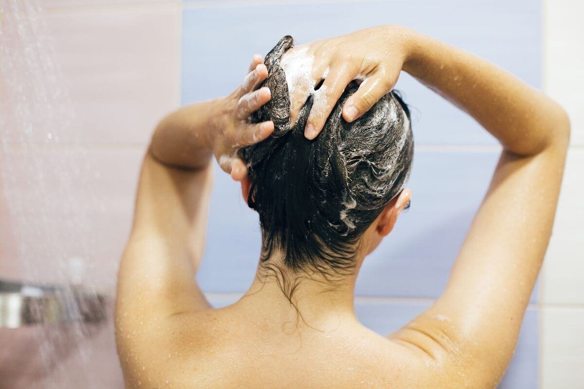 Можно ли мыть голову 7. Шампунь в руке. Девушка наливает шампунь на руку. Шампунь в ладони. Мытье волос Эстетика.