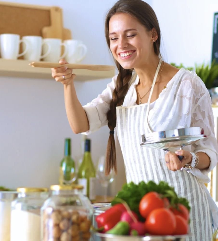 Кухня приготовление. Женщина на кухне. Готовка пищи. Хозяйка на кухне. Готовка на кухне.