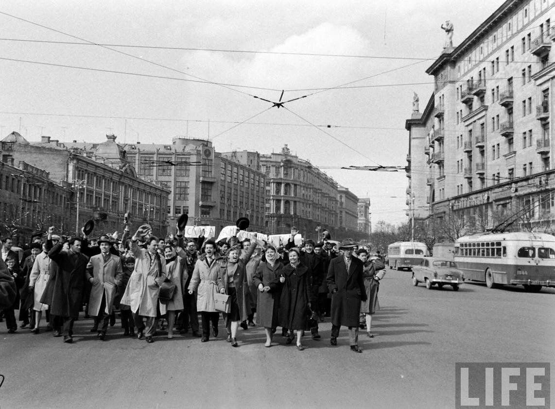 В 1961 г в городе. Улица Гагарина 1961 год. Проспекте Гагарина город Горький в СССР. Встреча Гагарина на Ленинском проспекте. Гагарин встреча в Москве 12 апреля 1961 г.
