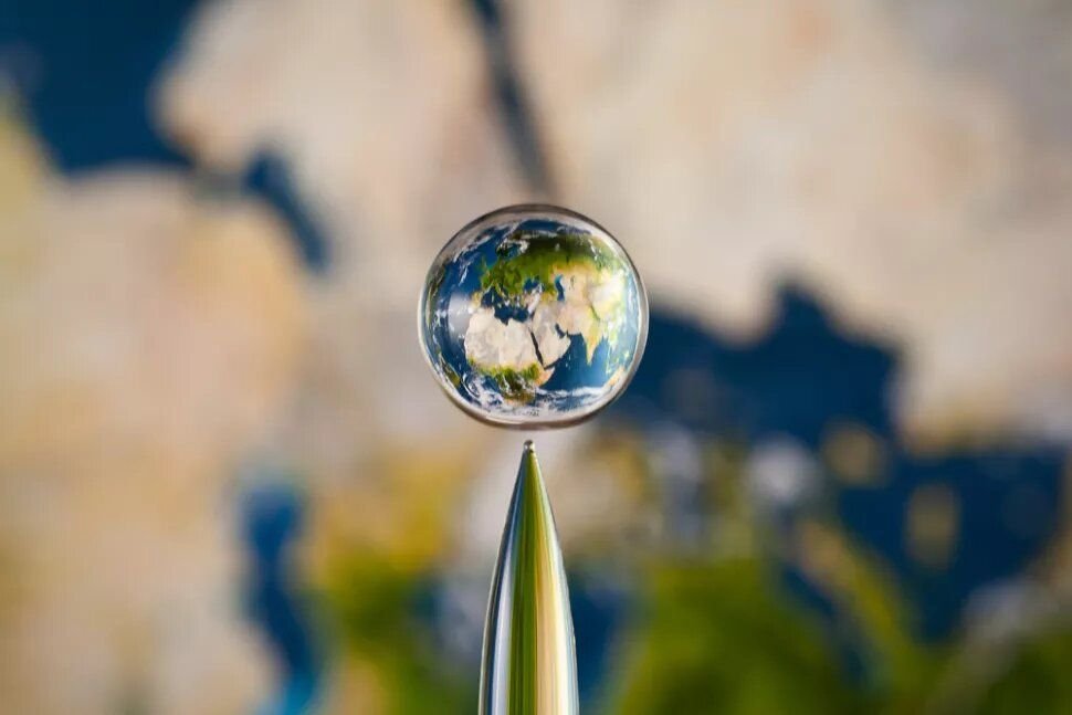 Часы капли воды. Земля в капле воды. Земной шар в капле воды. Жизнь в капле воды. Планета в капле воды.