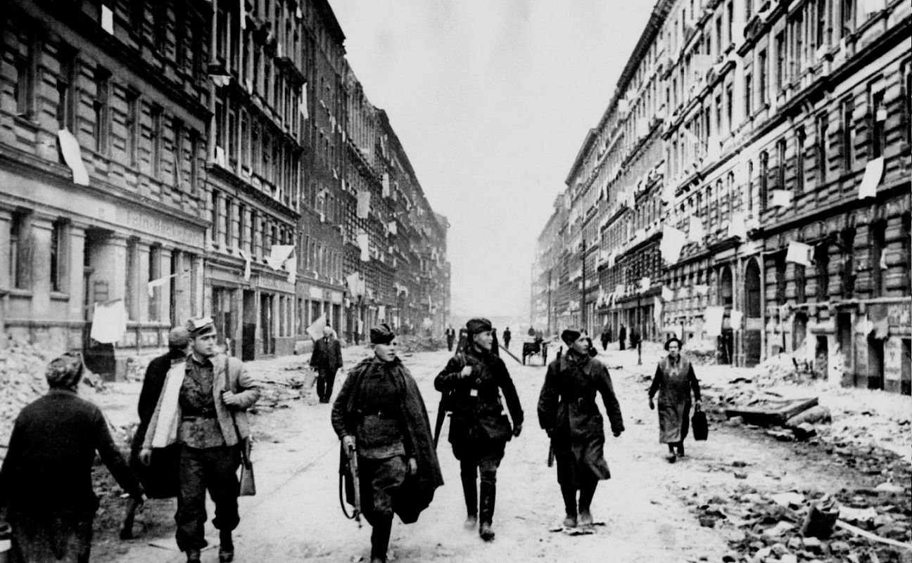 Немецкие города после войны. Белый флаг Берлин 1945. Солдаты красной армии 1945 Берлин. Берлин, май 1945. Улицы Берлина 1945.