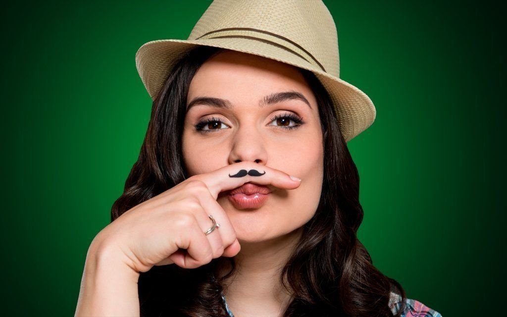 усатая девушка. девочка с усами. девушка с усиками. зои дешанель волосы на лице. у женщины вырастают усы.