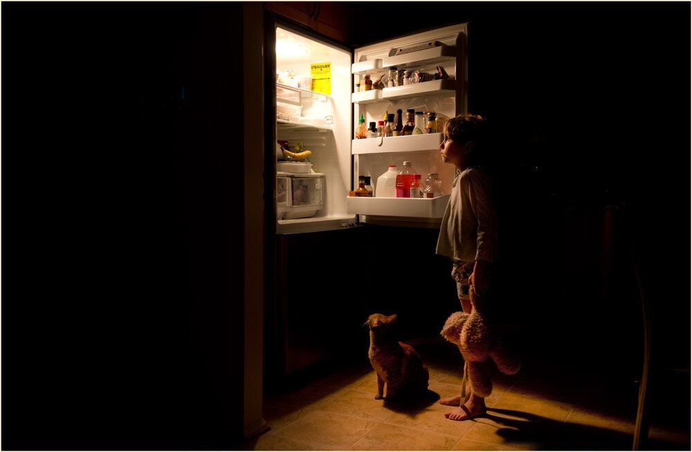 Что есть на ночь. Малыш с бутылочкой. Ребенок ест мясо. Ест детей по ночам. Ребенок ест руками.