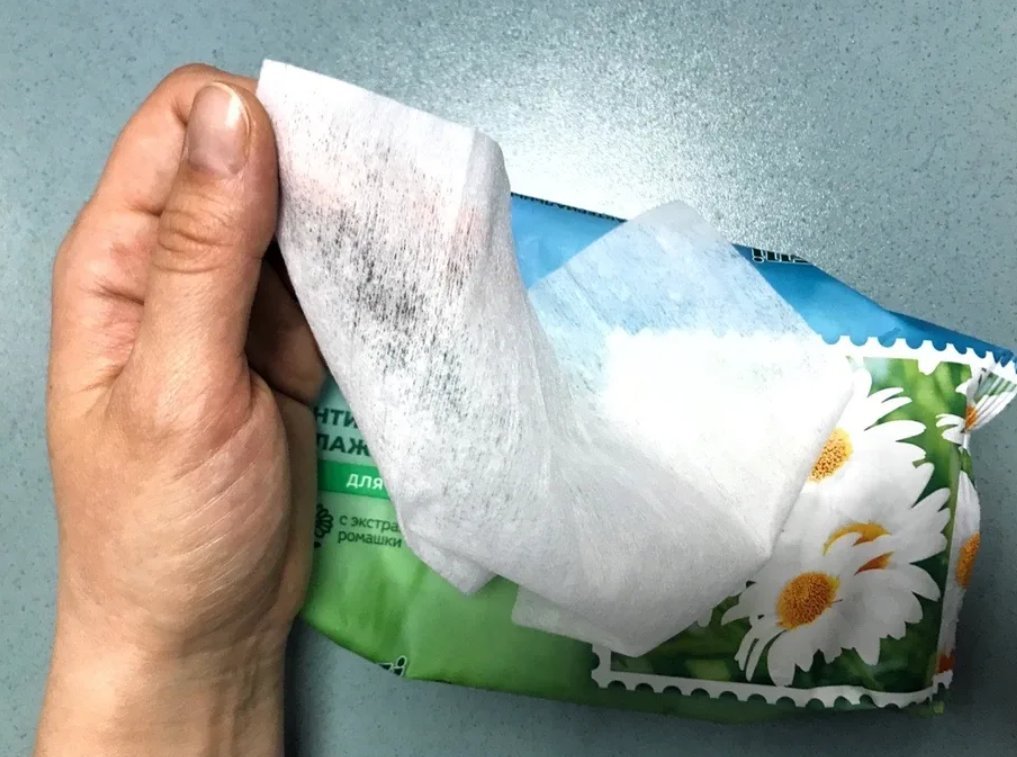 можно ли пользоваться салфетками. можно ли пользоваться салфетками. мокрая. вытирает руки салфеткой. одноразовые салфетки для рук.