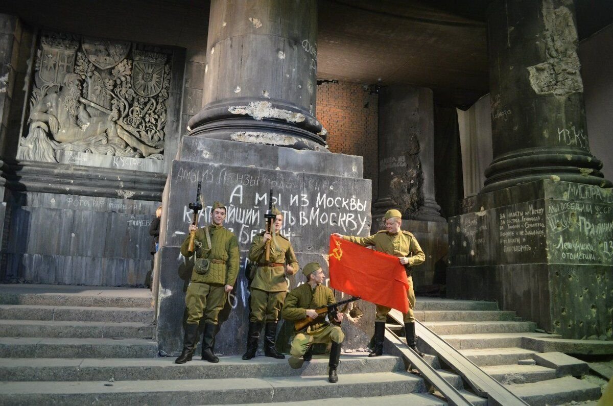 Фотография берлин 5 мая. Берлин 1945 красное Знамя. Рейхстаг 1945 победа. Рейхстаг в Берлине 1945. Рейхстаг Знамя Победы.