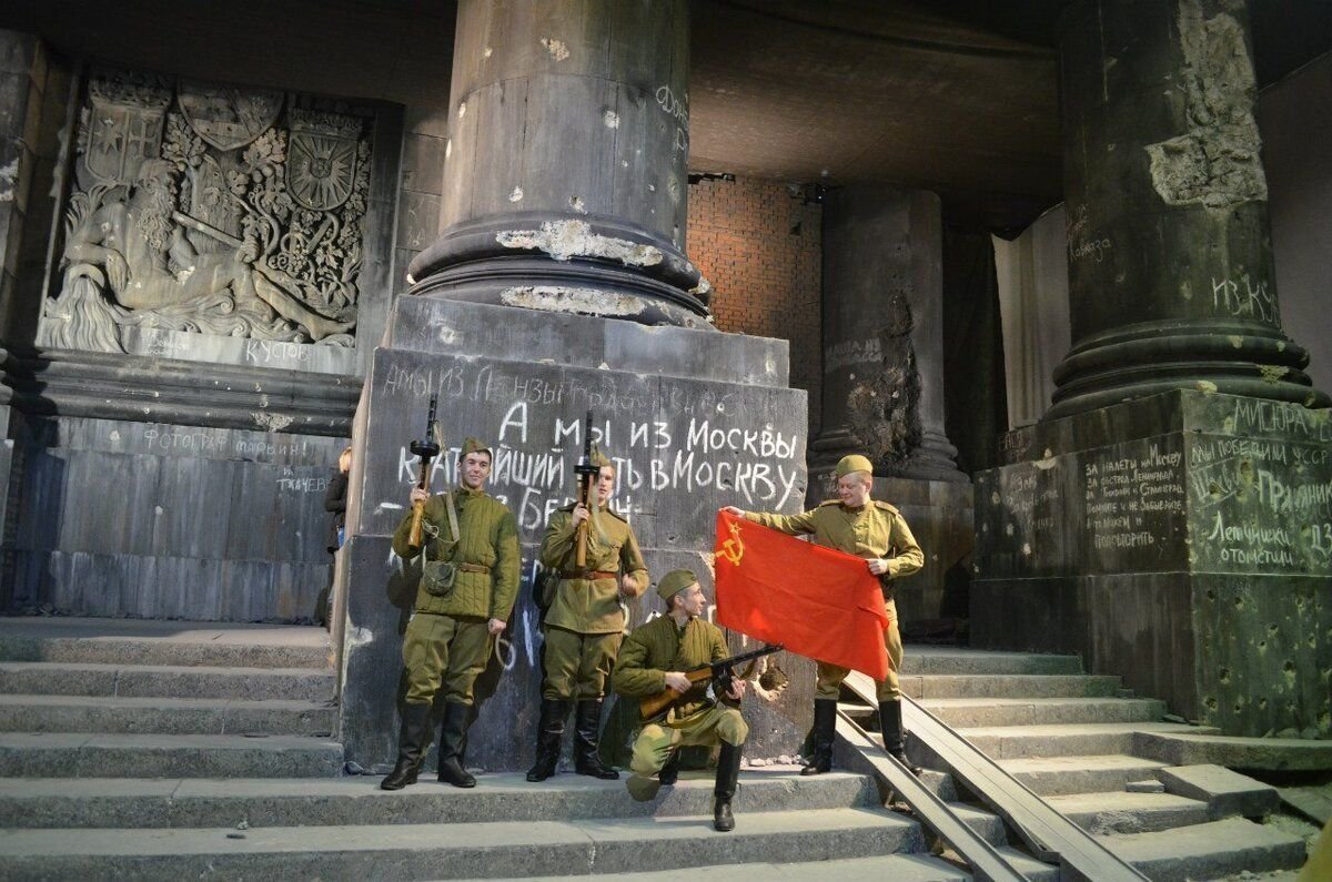 Здание солдат. Знамя Победы в Берлине 1945. Штурм Рейхстага Знамя Победы. Советские солдаты у Рейхстага 1945. Рейхстаг Знамя Победы.