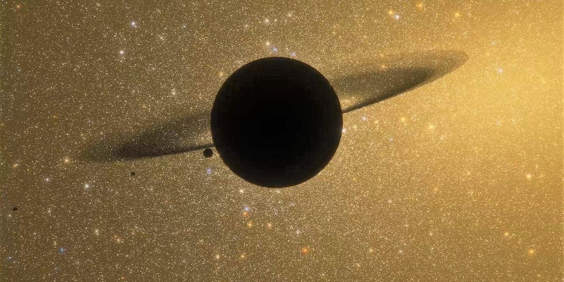 Темная планета с кольцами и спутником, которую пожирает черная дыра неподалеку