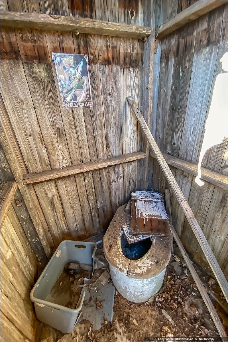 Туалет под землёй. Туалет в квартире. Унитаз обычный. Туалеты в абхазии. Туалет унитаз открытый.