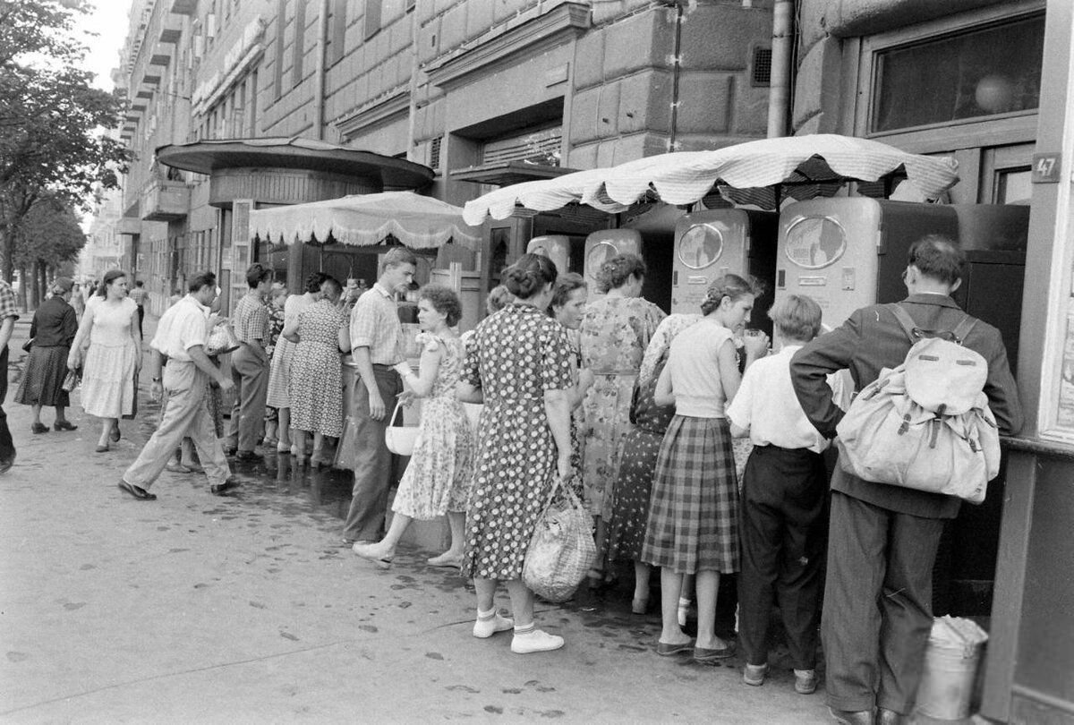 1950 1960 гг. СССР кафе на улице Горького в 60х. Универмаг Москва в 60х. Россия 50 лет назад. Повседневная жизнь советских людей.