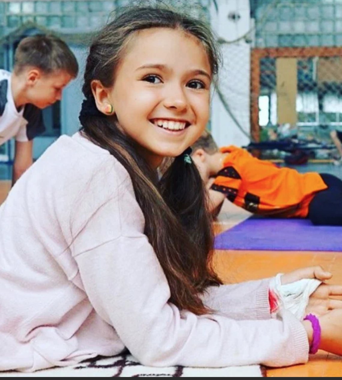 Камила валиева и алина загитова похожи. Камилла валиева в казани. Сёстры аверины 2022. Камила валиева братья и сестры. Ками ла валева в детстви.