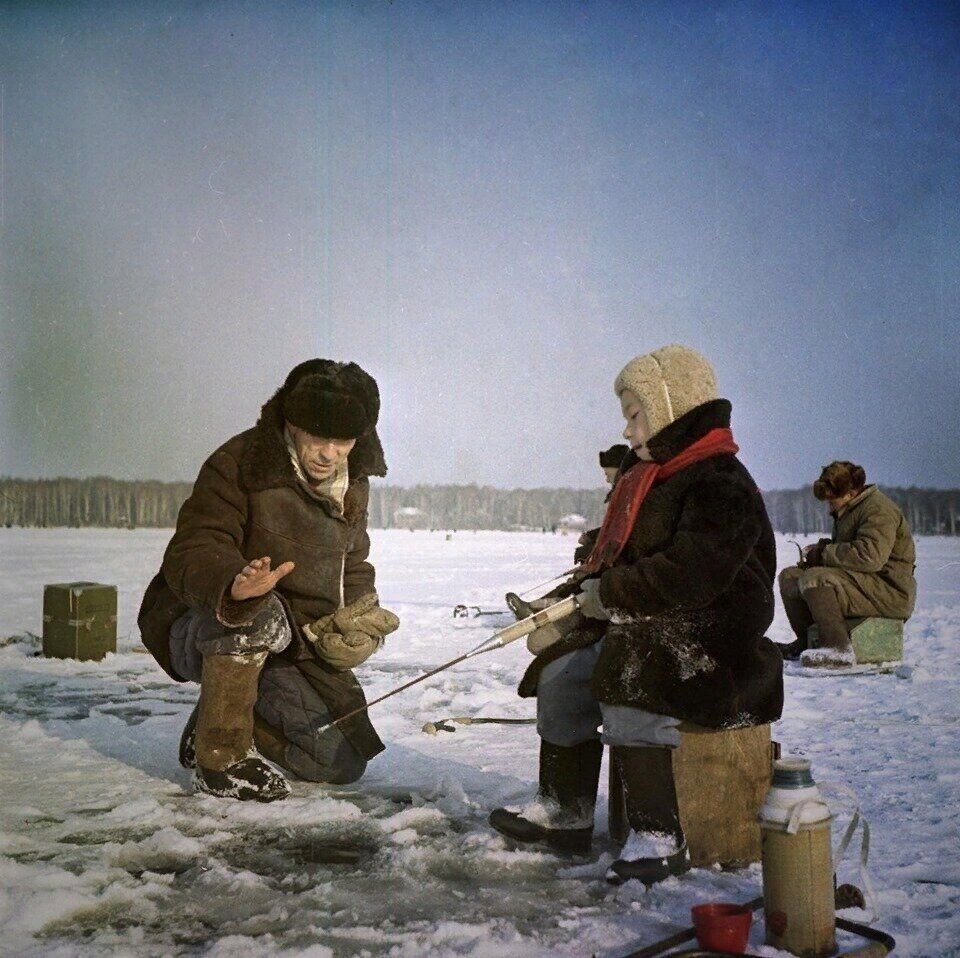 Ссср зимняя время. Зимняя рыбалка в СССР. Советские зимние рыбаки. Рыбак СССР. Советские дети рыболовы.