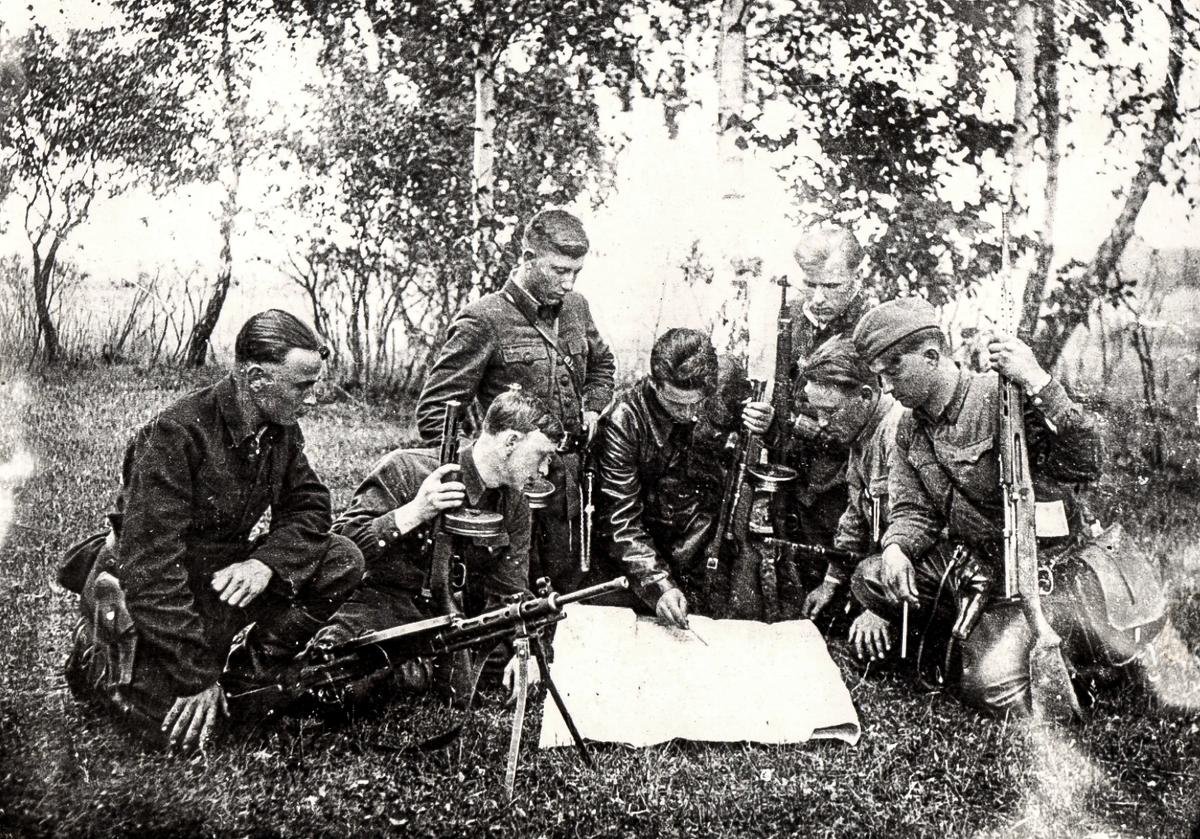 Партизанский отряд. Партизаны в Белоруссии 1943. Ямпольский Партизанский отряд за родину. Партизанский отряд 1943. Азовский Партизанский отряд Сахаров.