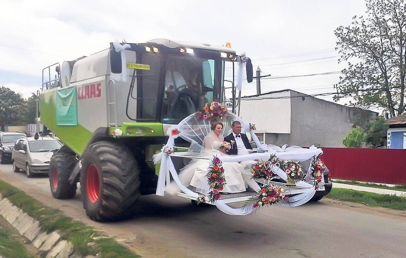 Свадебный кортеж из тракторов