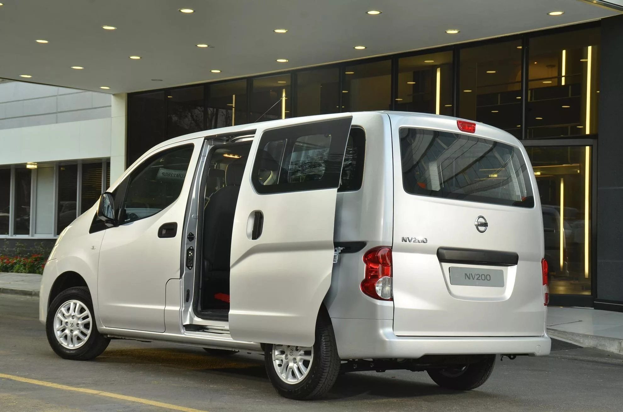 Nissan nv200 фото