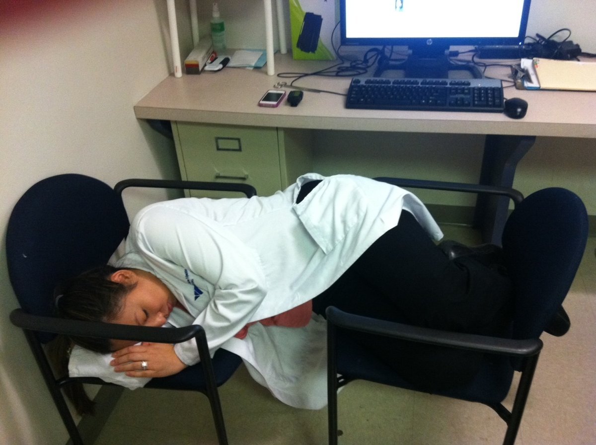 Дежурный покой. Уставшая медсестра. Уснул на рабочем месте.