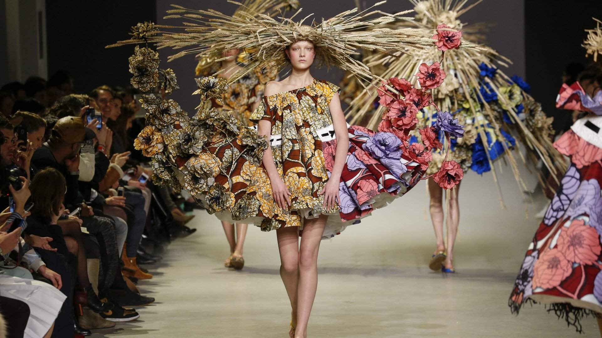 Дизайнер культуры и искусства. Viktor Rolf платья 2023. Viktor Rolf Fashion. Коллекции "Haute Couture" и "Инфанта".