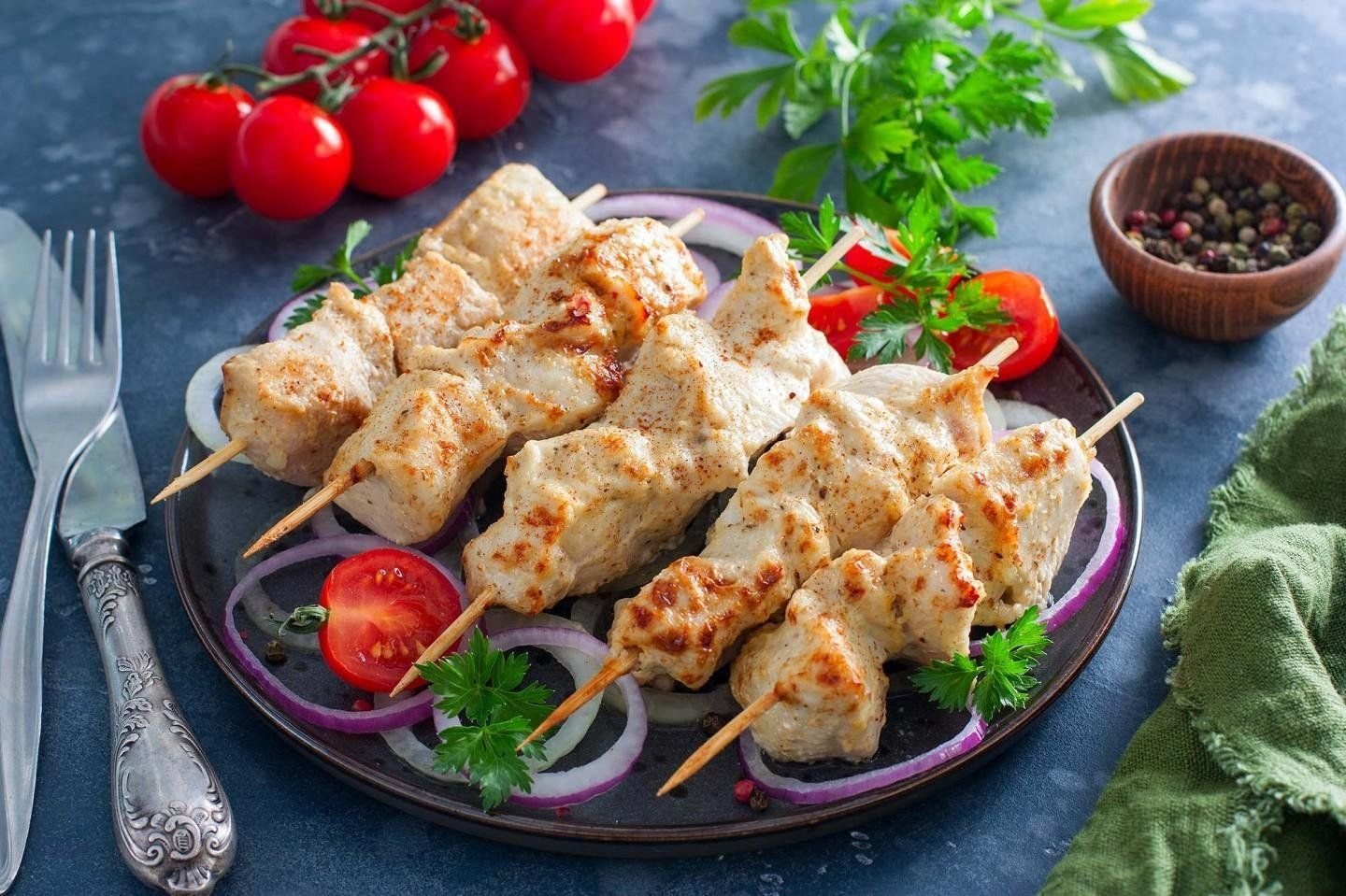 Шашлычки из куриного филе. Сувлаки куриные. Шашлык из курицы. Шашлык на шпажках. Шашлык из грудки курицы.