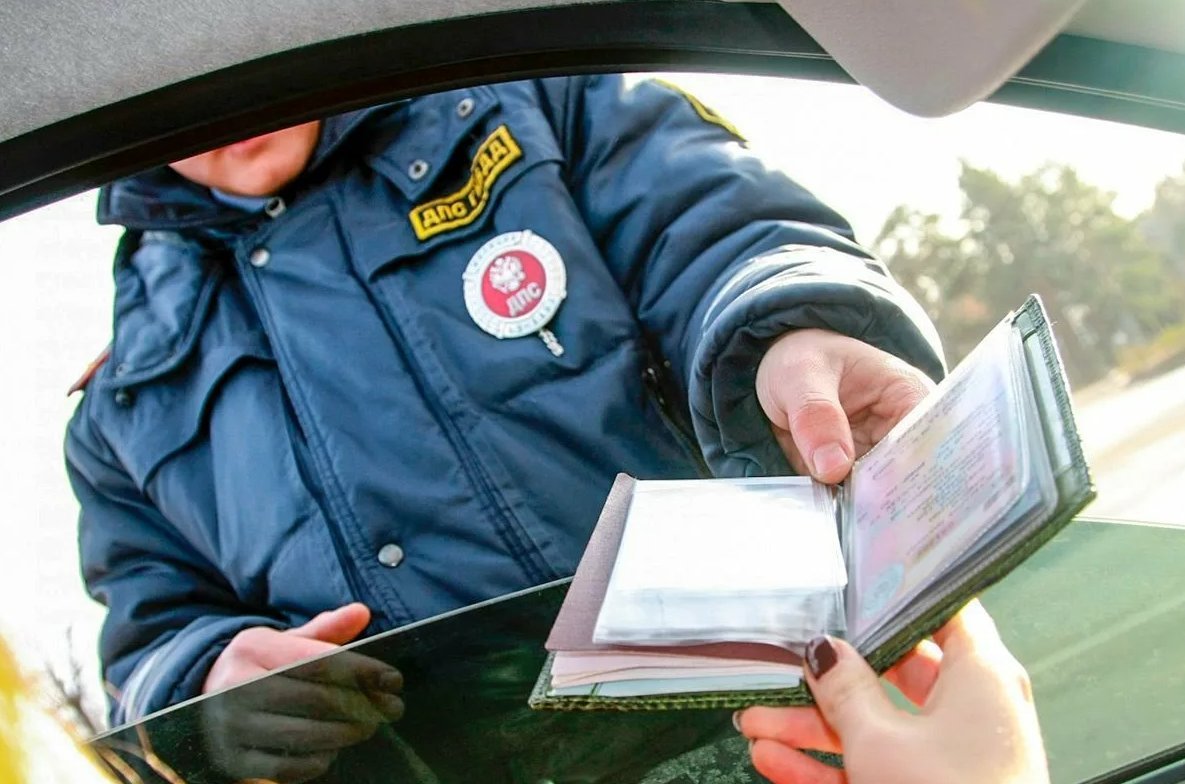 Право проверенное право. Гаишник проверяет документы. Сотрудник ГИБДД проверяет документы. Гаишник проверяет документы у водителя. Полиция проверяет права.