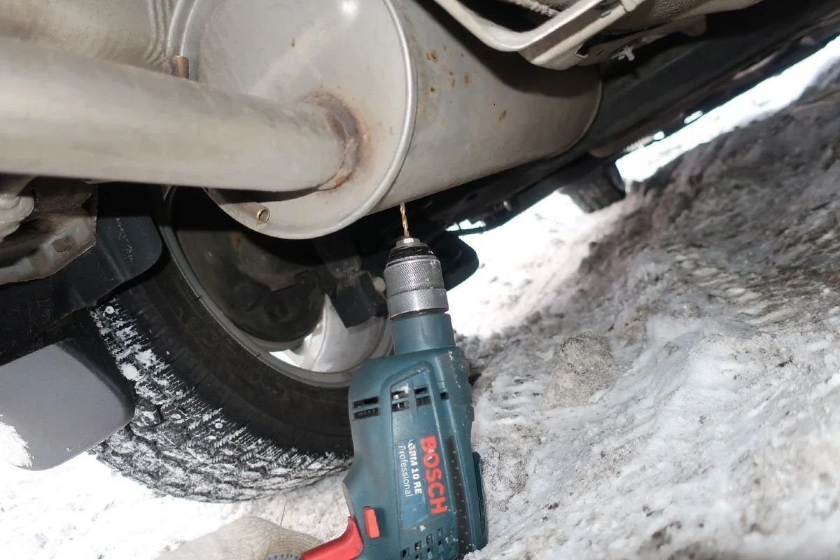 ваз 2110 конденсат из выхлопной трубы. конденсат из выхлопной трубы. конденсат в резонаторе. конденсат в глушителе. конденсат на глушителе автомобиля.