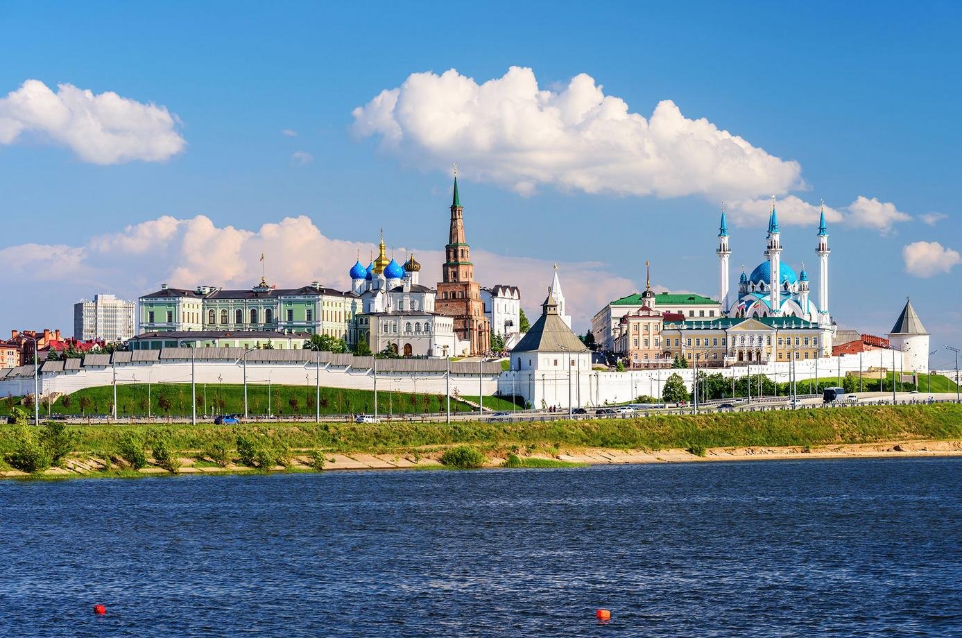 Казань фото достопримечательностей. Казанский Кремль Татарстан. Панорама Кремля Казань. Казань третья столица России. Казанский Кремль Казань достопримечательности.