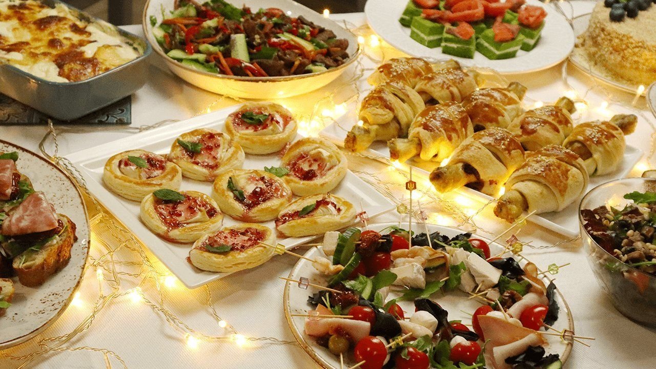 украшение новогоднего стола 2023. украшение блюд на новый год. горячие блюда на новогодний стол 2023. блюда на новогодний стол 2023. красивые блюда на новый год.