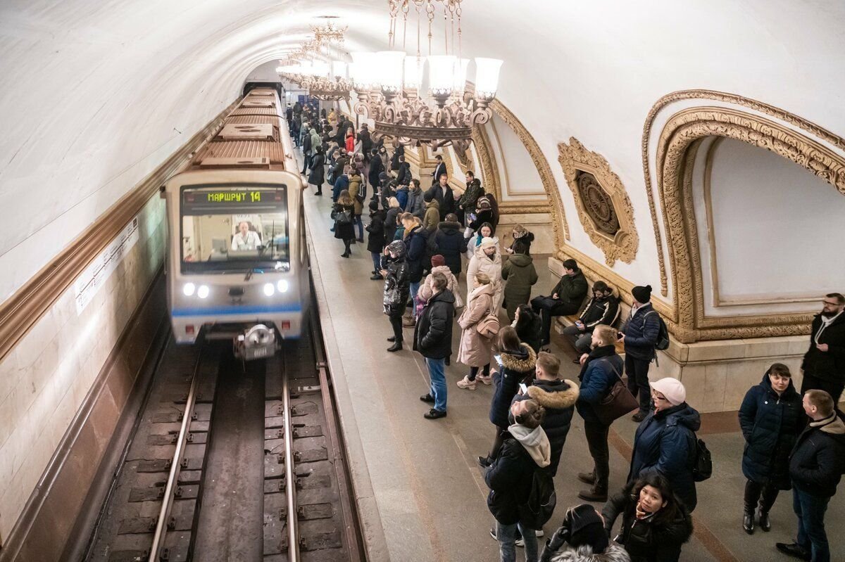 Какое московское метро. Станция МИТРО В Москве. Поезд Москва на кольцевой линии. Московский метрополитен сейчас. Поезд метро Москва 2020 на кольцевой линии.