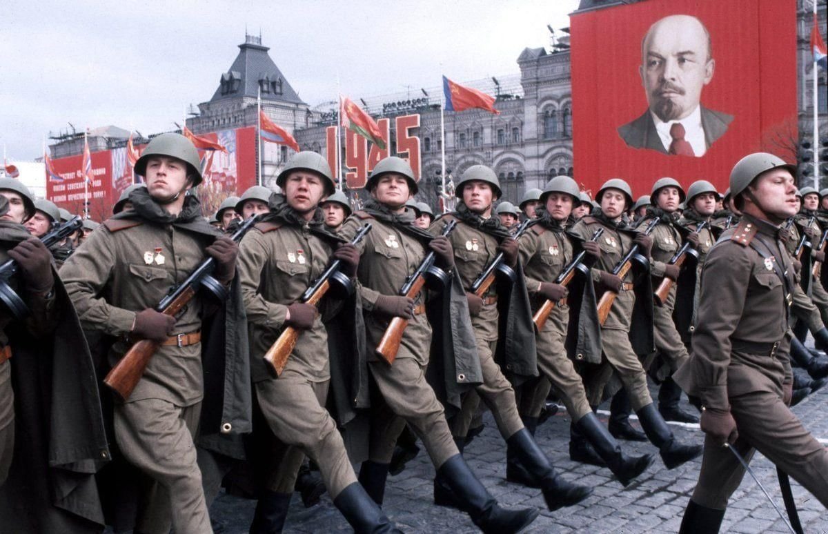 Марширующие солдаты СССР