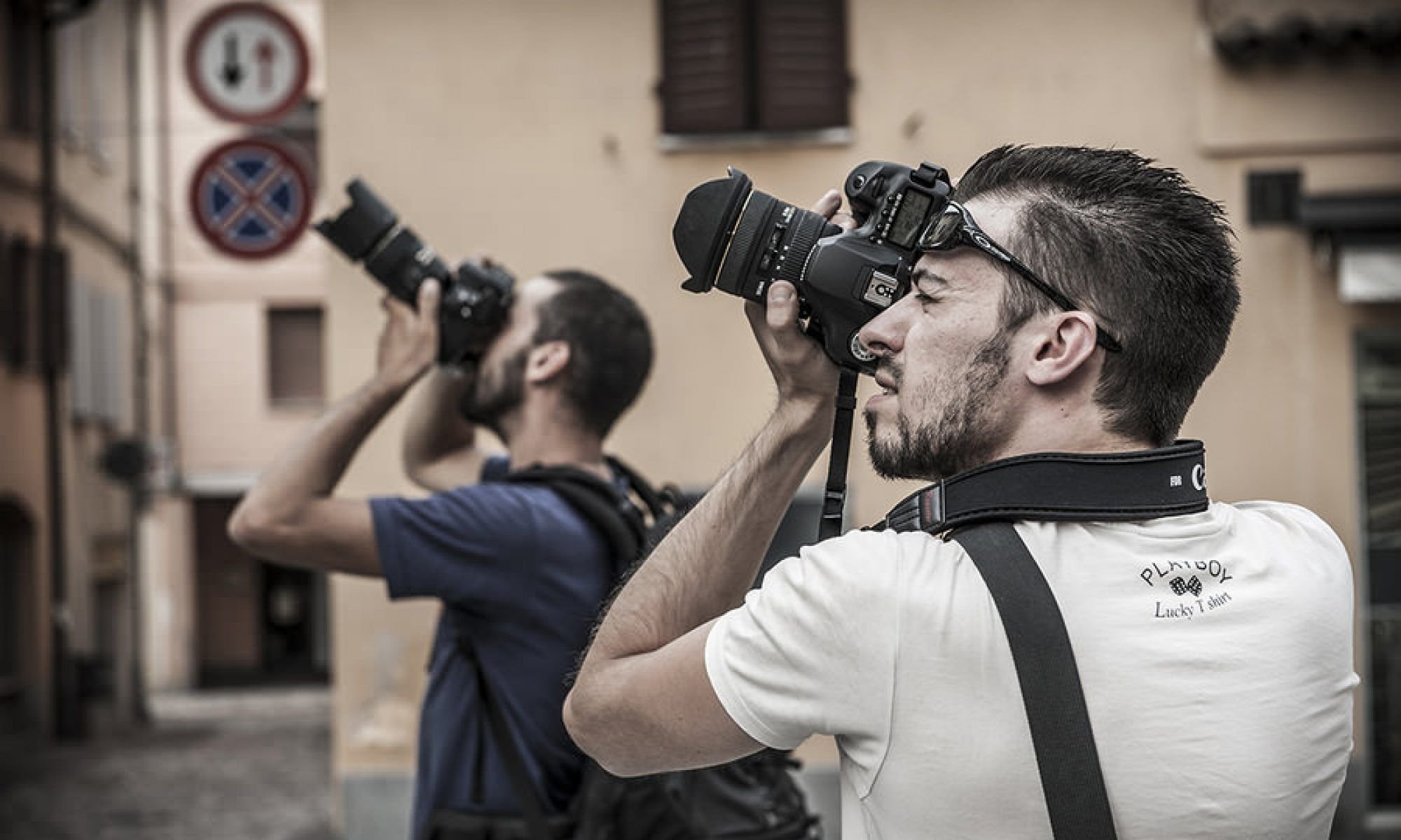 Фотограф класс. Профессия фотограф. Профессиональная фотосъемка. Профессиональный фотограф. Человек фотографирует.