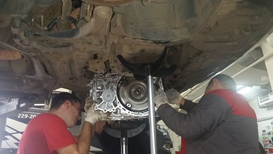 Устанавливаем акпп. Mitsubishi Outlander XL снятие АКПП. Mitsubishi Outlander снятие АКПП 4wd. Снятие КПП Mitsubishi Outlander. Митсубиси Аутлендер 2013 вид вариатора снизу.