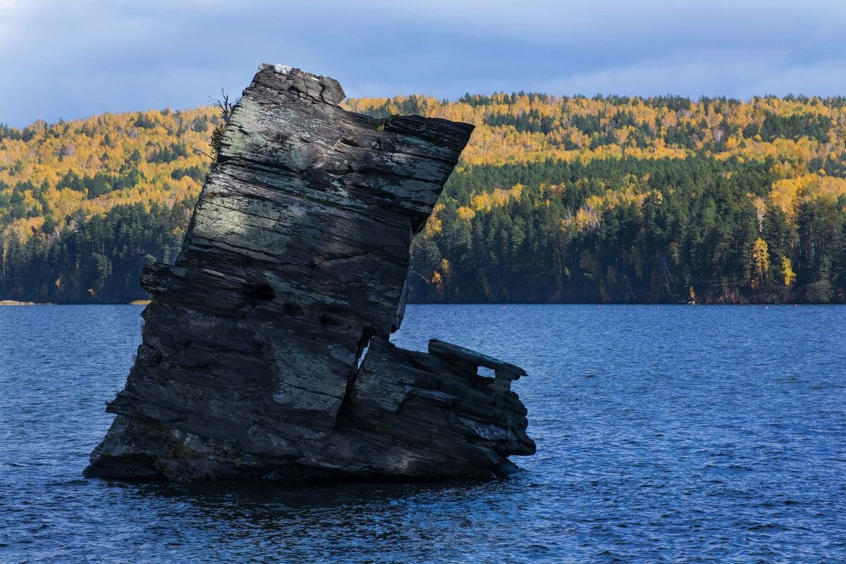 Водохранилища урала. Шайтан камень Иткуль. Шайтан камень на озере Иткуль. Иткуль озеро Челябинская. Скала шайтан камень Иткуль.