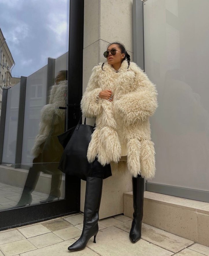 Звезды в шубах 2023. Парка с лисьим мехом женская. Дед во 100 шуб одет. Шуба нью йорке искусственная как у басты. Женщина в шубе живопись.