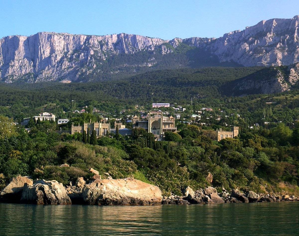 Алупка крым. Южный берег Крыма Алупка. Виды Воронцовского дворца в Алупке с моря. Воронцовский дворец Алупка с моря.