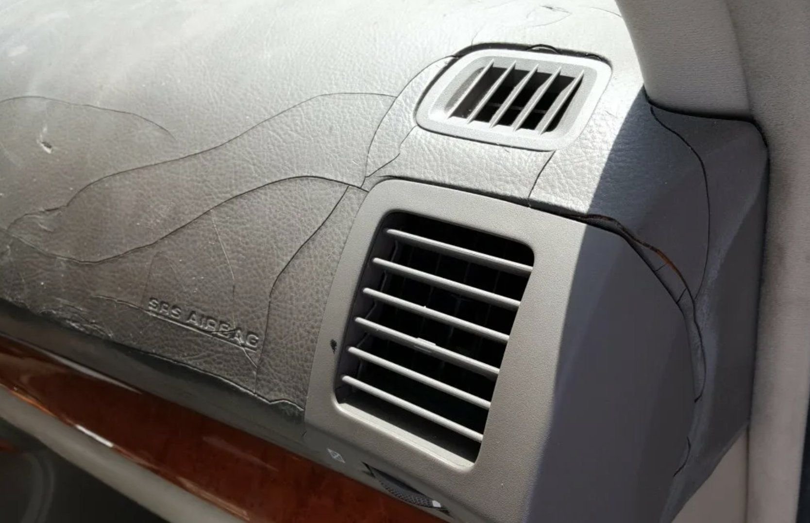 царапины на панели автомобиля. треснула панель ваз 2114. восстановление пластика салона ваз 2114. трещина на панели авто. трещины на торпеде ваз 2110.