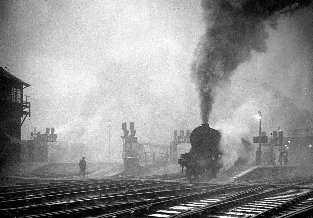 Великий смог. Великий смог 1952 года в Лондоне. Туман в Англии в 1952. Смог в Англии 1952. Туман 1952 года Лондон.