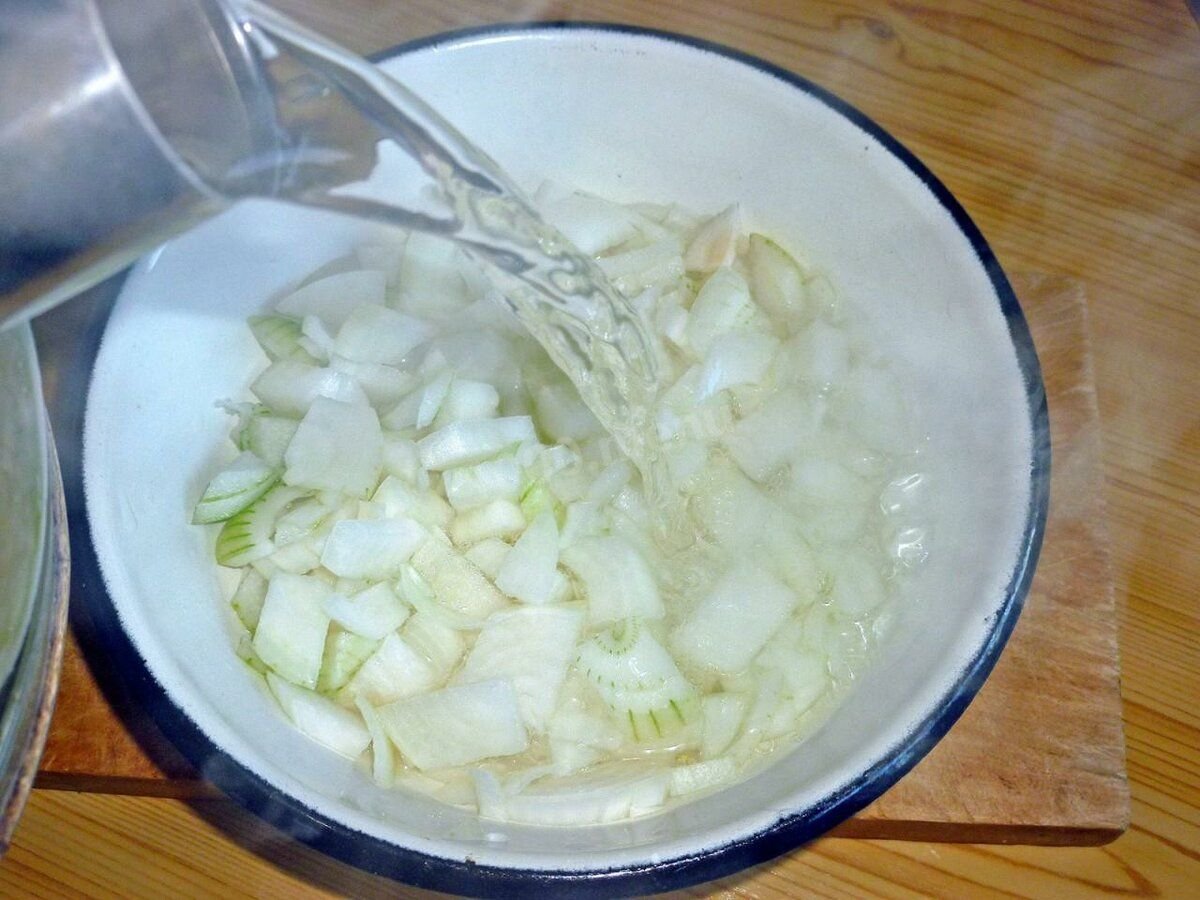 Банан с яйцами. Нарезки залитых. Фруктовая нарезка на праздничный стол. Лук обдать кипятком. Салат пикадилли с сельдью.