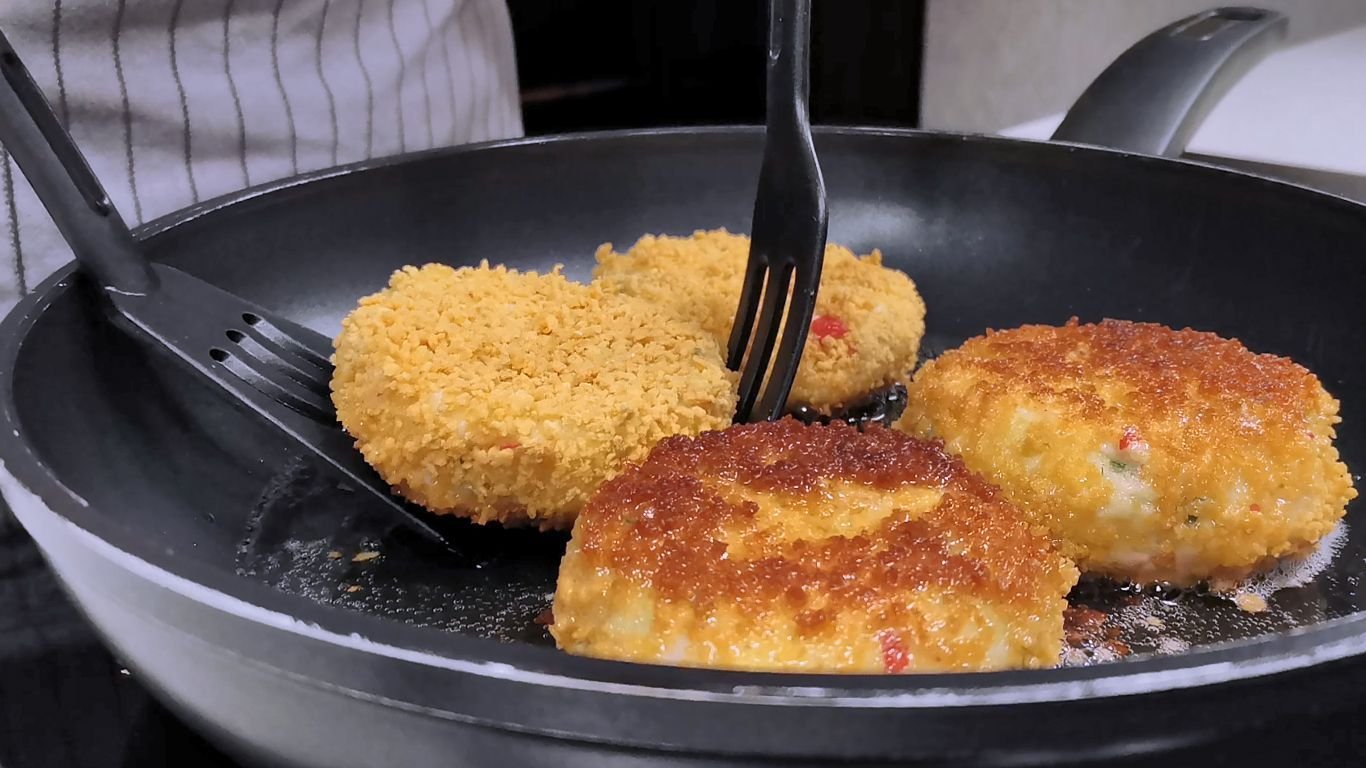 Картошка с крабовыми палочками на сковороде. Картошка с крабовыми палочками в духовке. Картошка с крабом. Рецепт картошки с крабовыми палочками в духовке. Рецепт картошки с крабовыми палочками в духовке без видео.