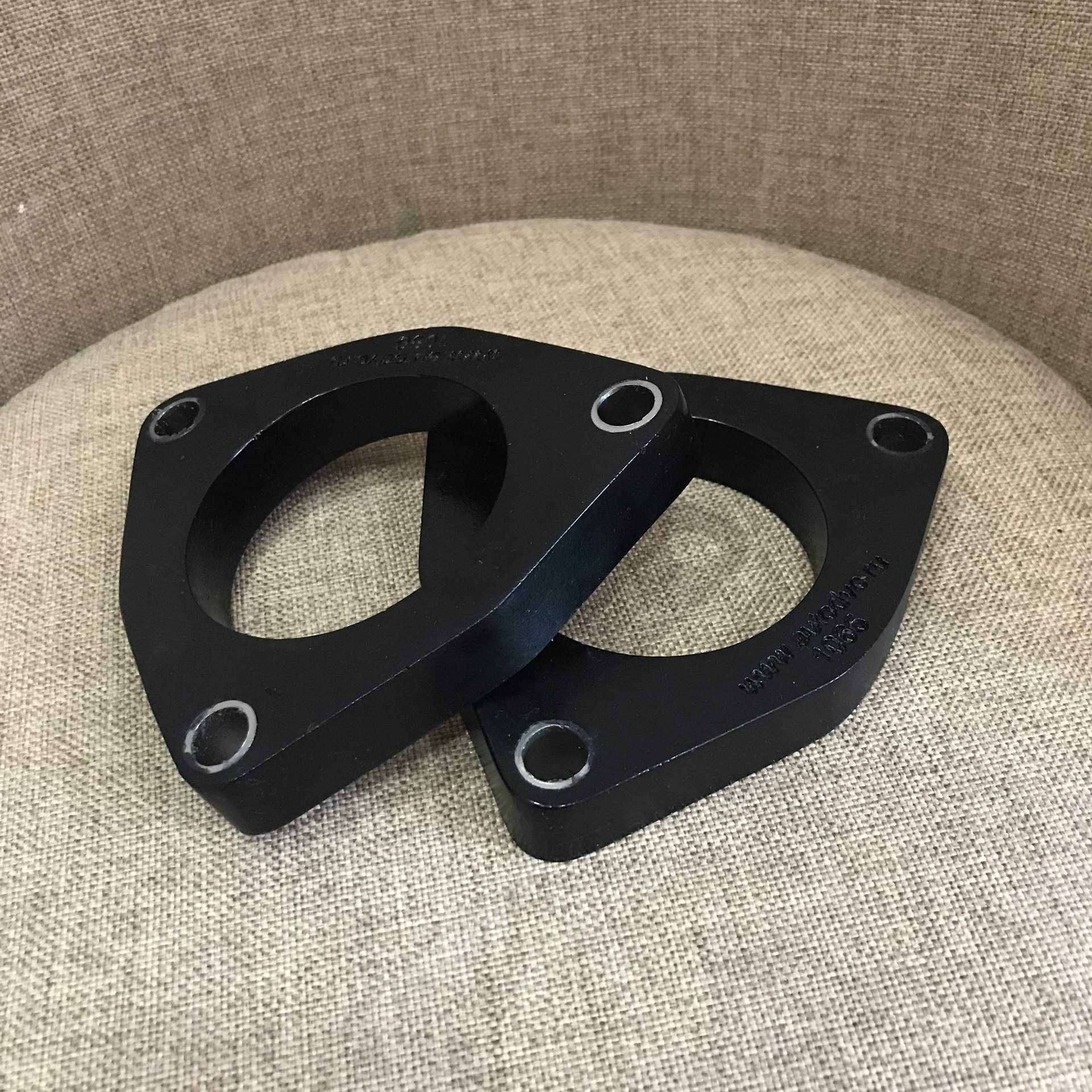 Проставки w168. Проставка под байпасс мини купер. Алюминиевые проставки для увеличения клиренса. Проставки мини. Проставки мицубиси паджеро.