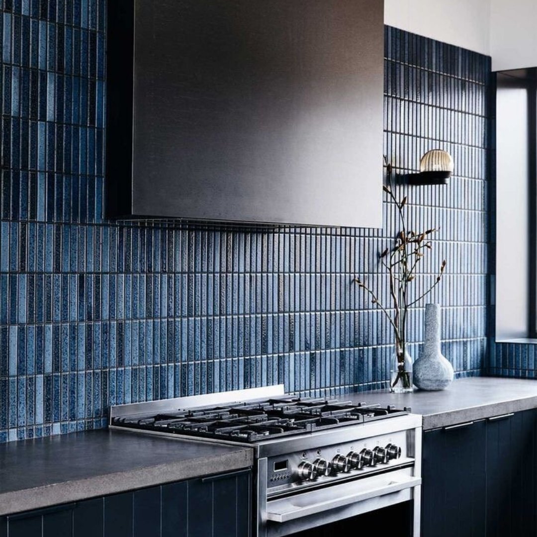 Синяя плитка на кухне