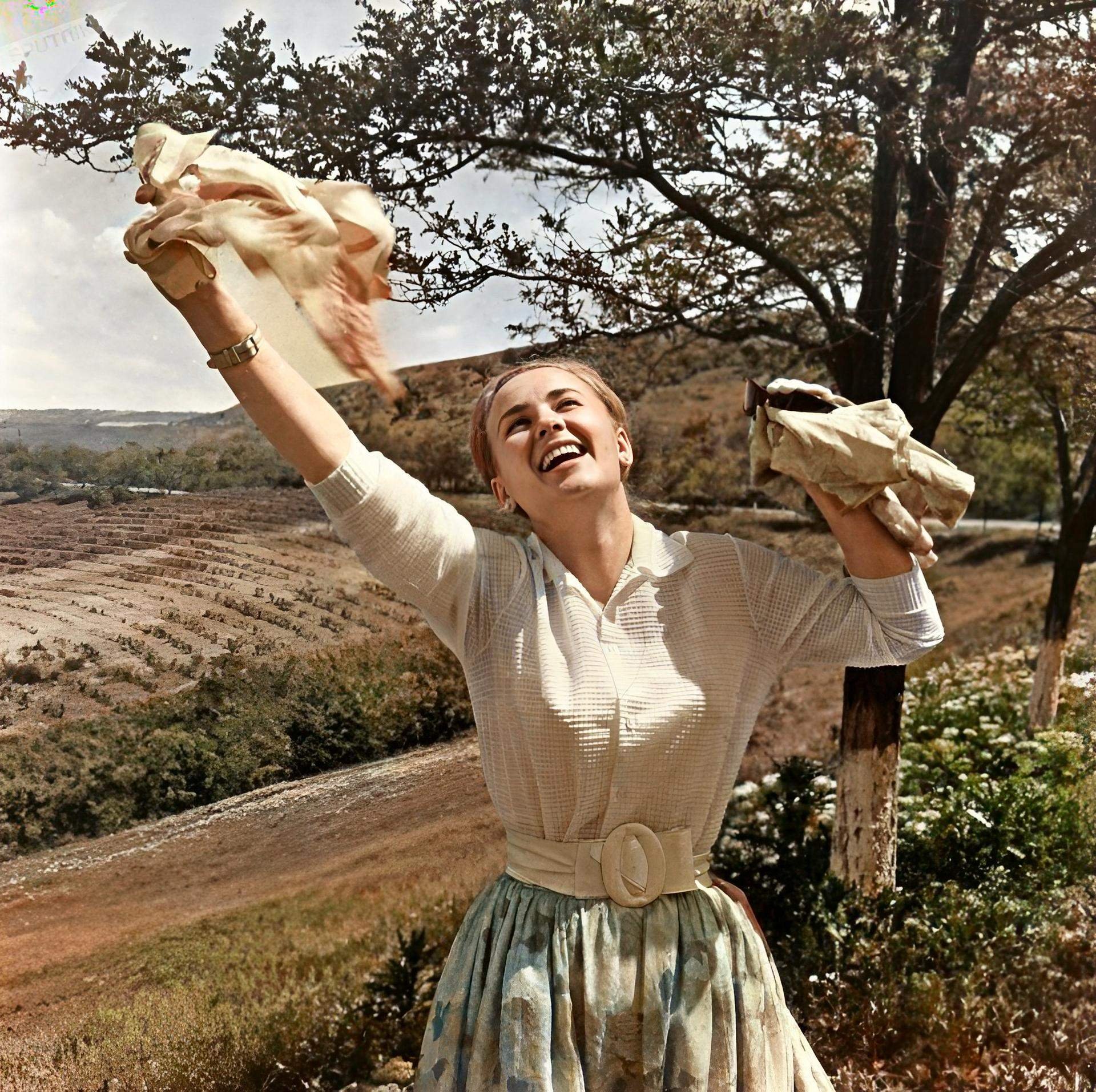 Интересный советский. Атмосфера СССР. Фото времен СССР. Ушедшая эпоха СССР. Девушка радуется.