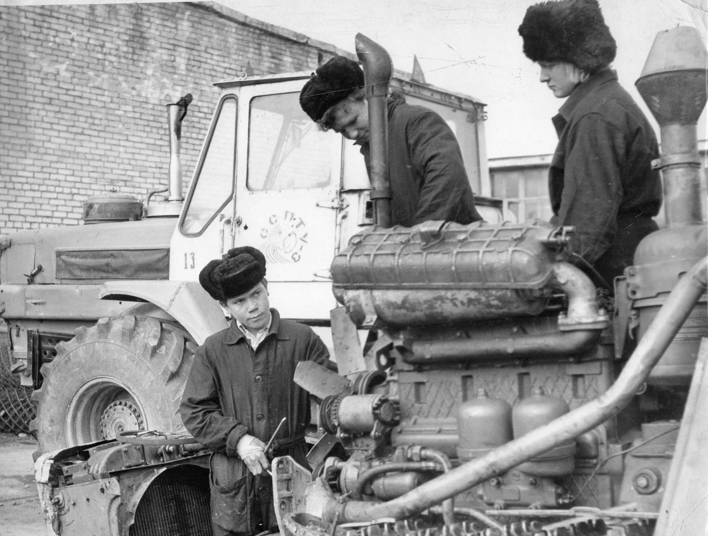 Трактористов 1. Аграрный колхоз «красный Урал», в 1966 г. Трактористы пту СССР. Советские трактора. Советский Совхоз.