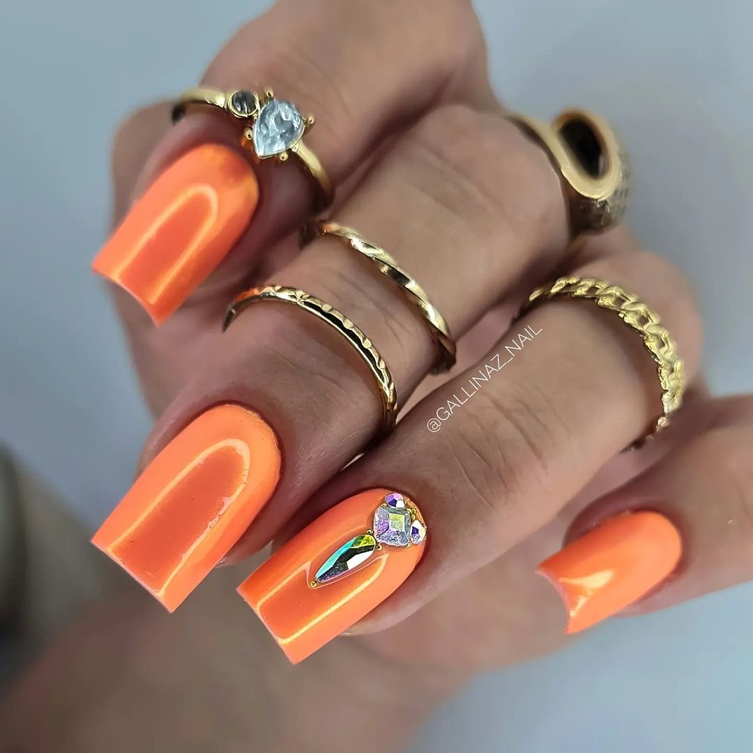 Слайды на оранжевых ногтях