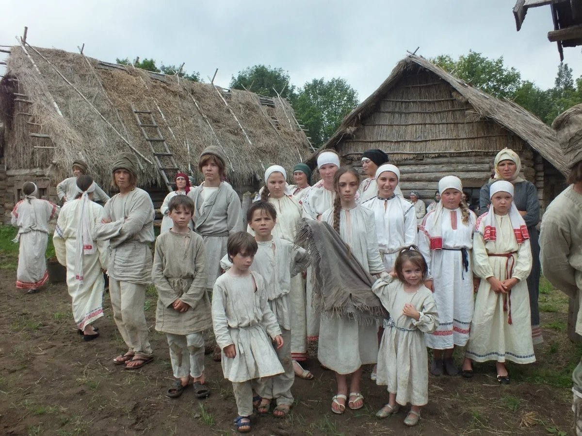 Огромный народ. Традиционная русская семья. Славянская семья. Большие семьи на Руси. Большая Славянская семья.