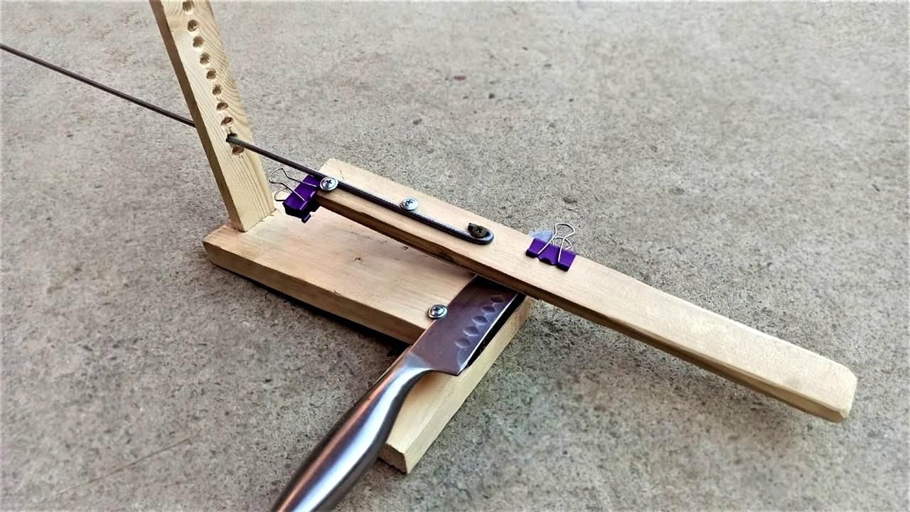 Как сделать заточку для ножей своими руками. Станок для заточки ножей станка своими руками. Точилка для ножей строгова. Точилка для ножей самоделка. Приспособление строгова для заточки лезвий.