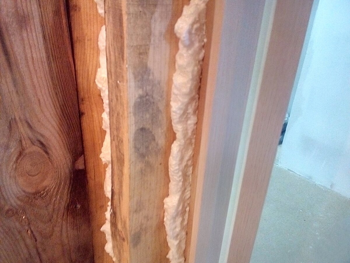 Гидроизоляция панельных швов. Запенить откосы. Пенополиуретан для швов. Монтажная пена для заделки щелей в деревянном. Пена кнауф напыляемая пена.