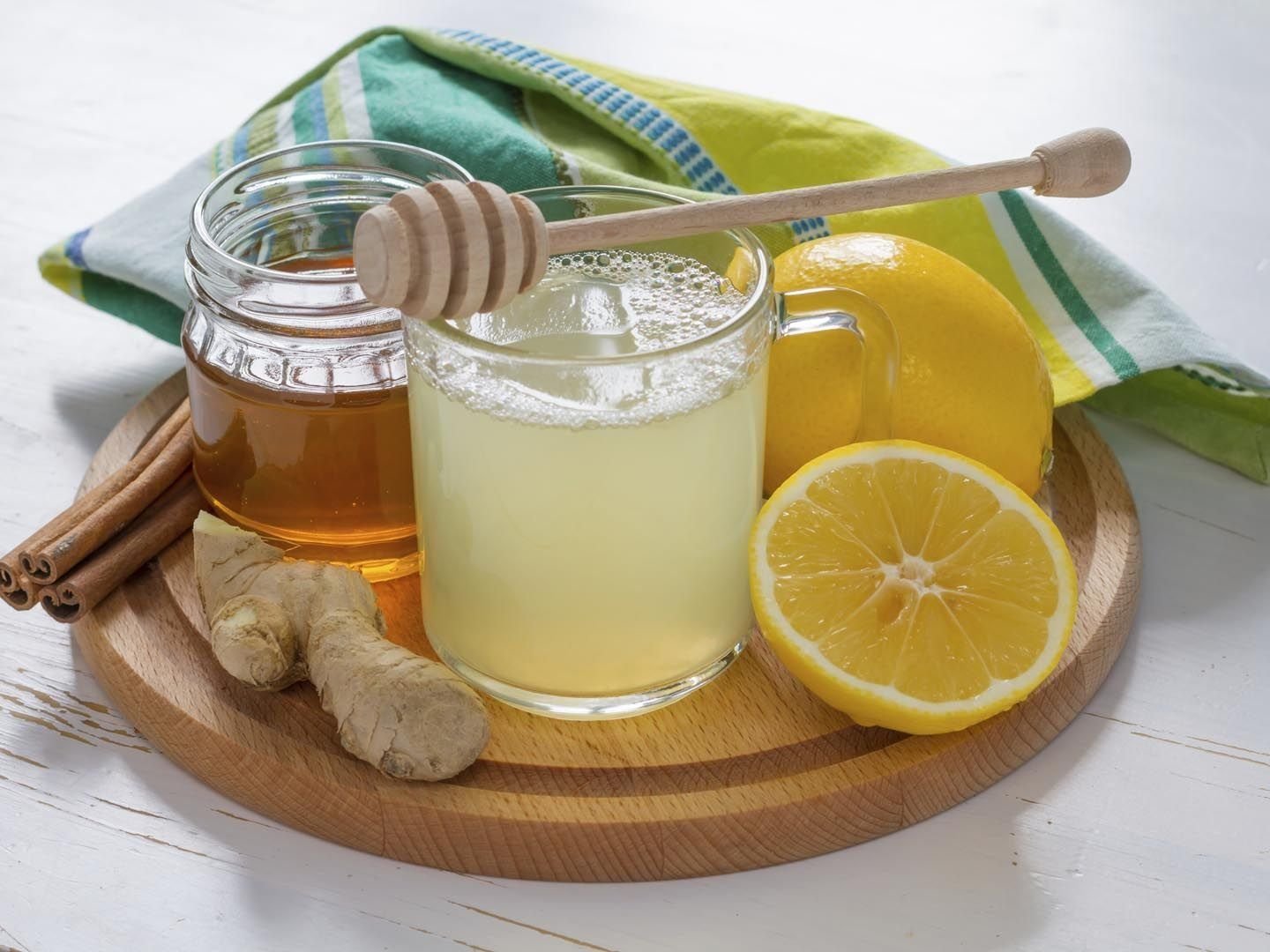 Можно мед при простуде. Вода с лимоном и медом. Лимонный сок и мед. Мед с лимоном. Мед и лимон напиток.