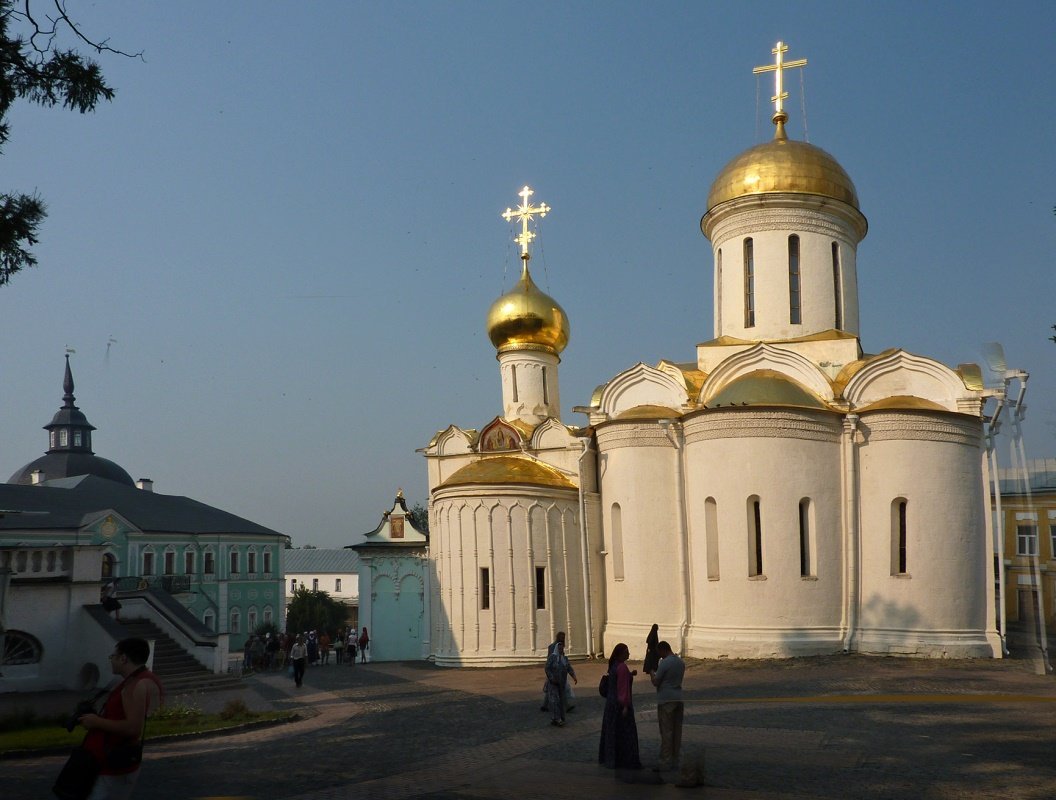 Радонежский монастырь. Троицкий монастырь Сергия Радонежского. Троицкий собор Троице-Сергиевой Лавры Сергий Радонежский. Троицкий собор Троице-Сергиева монастыря 15 век. Троицкий собор Троице-Сергиевой Лавры 15в..